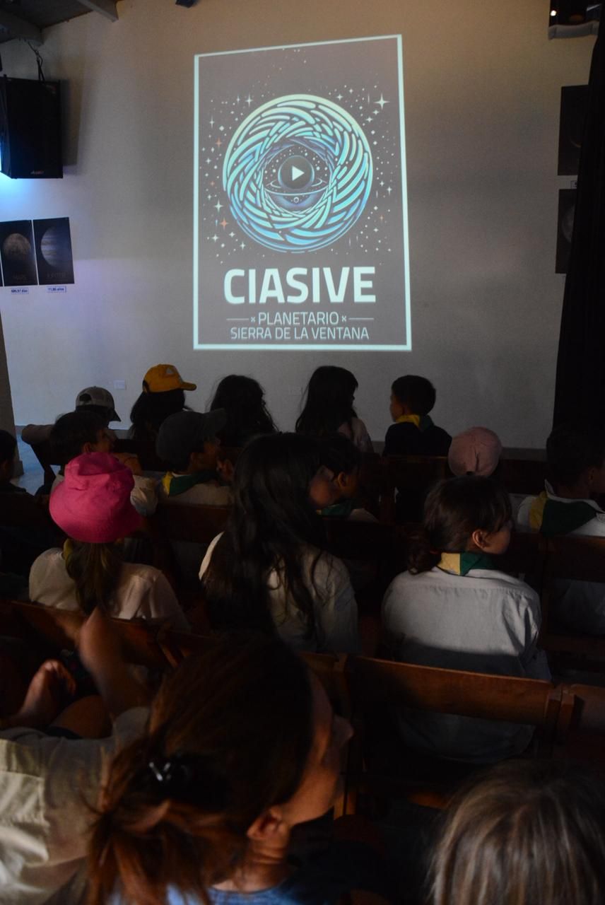 Alumnos viendo el video introductorio del Planetario CIASIVE