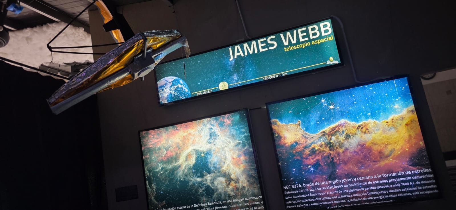 Sala del James Webb en el Planetario CIASIVE, con la maqueta del telescopio y sus imágenes de la Nebulosa de la Tarántula y los Acantilados Cósmicos