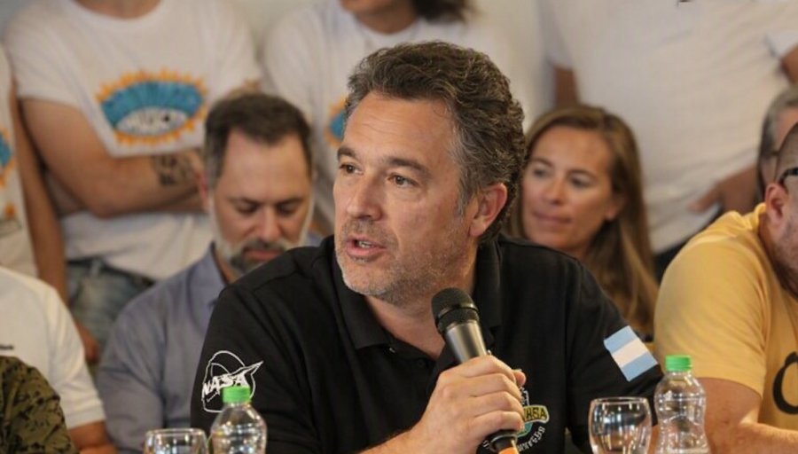 Javier Gómez, fundador y director general del Planetario CIASIVE, hablando en una presentación pública