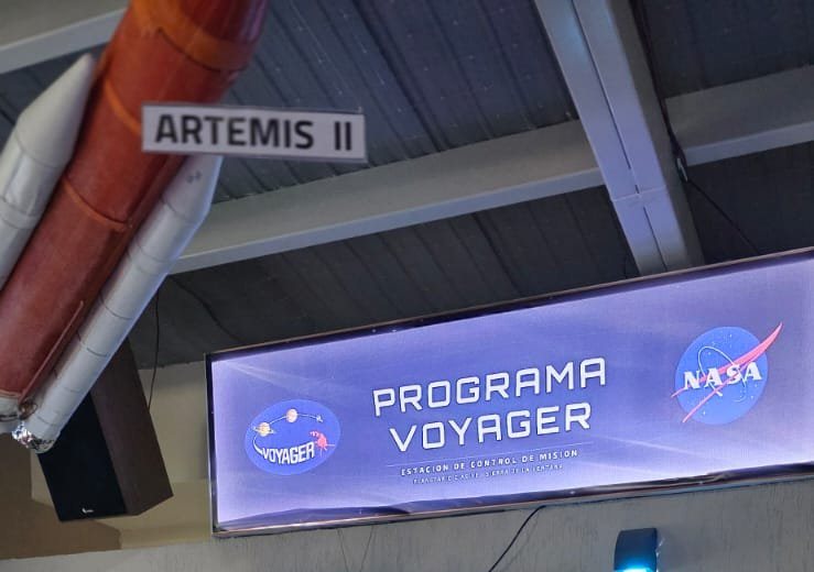 Maqueta del cohete de la misión Artemis II colgada en el Planetario CIASIVE