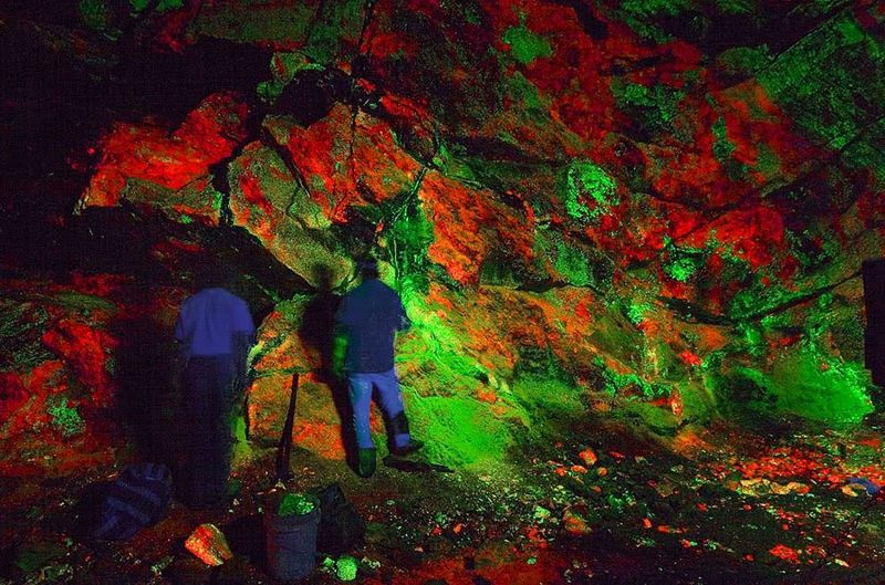 Minerales fluorescentes brillando con luz ultravioleta