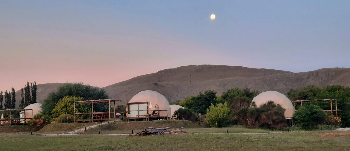 Domos de Puente Blanco Glamping con la Luna llena saliendo detrás de las sierras